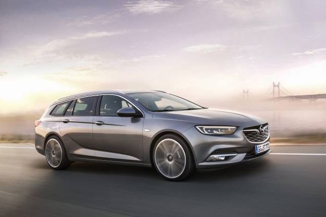 STASJONSVOGN: Opel presenterer stasjonsvognutgaven av Insignia.