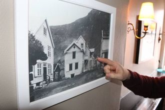 HISTORISK: Dette bilete syner "Lærdalsøren Hotell" i sine yngre dagar, på slutten av 1800-talet.
