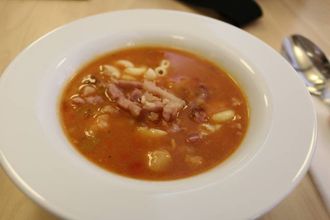 FYLDIG: Dagens første varme måltid er ei fyldig tomatsuppe med bacon.