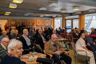 FULLT I PEISESTOVA: Om lag femti fekk intimkonsert med Sara Troland og pianist Einar Blindheim.