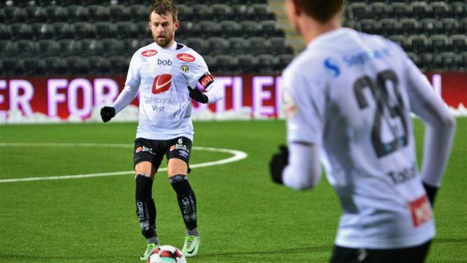 RUTINERT KAPTEIN: Henrik Furebotn (31) viste at han har både motoren i gang og touchen i orden før seriestarten. Han var den einaste etablerte A-lagsspelaren og fekk kapteinsbindet i kveldens treningskamp.