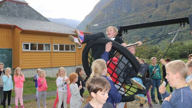 HEIT POTET: For ein liten månad sidan fekk elevane ved Ljøsne ny huske. No byrjar det å dra seg til i kampen mellom dei som vil leggja ned og halda på skulen. Arkiv