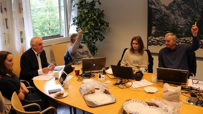 MINDRETAL: Kåre Mentz Lysne (Ap, t.h) og Trond Øyen Einemo stemde for nedlegging og kom i mindretal i formannskapet. Det kan fort bikka andre vegen i kommunestyret torsdag 20.oktober. Arkiv