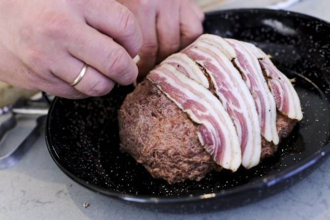 FEITT TEPPE: Dander bacon over viltpuddingen.