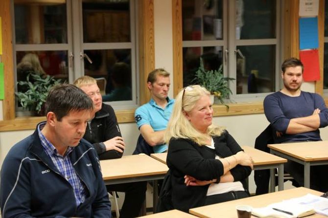 DELT: Representantane til Venstre er delte i saka, her leiar Olav Grøttebø og vara til kommunestyret, Astrid Trulssen. I bakgrunnen, f.v.: Viktor Yttri, Anders Voll Eltun og Aleksander Mo (Alle Sp).