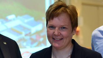 LA FRAM PLANANE: Lerum og Veidekke fortalde om dei felles planane på ein pressekonferanse i dag. Frå venstre: Rune Karlsen, distriktsleiar i Veidekke Entreprenør Sogndal, Trine Lerum Hjellhaug, administrerande direktør i Lerum og Pål Aglen, regiondirektør i Veidekke Eiendom.