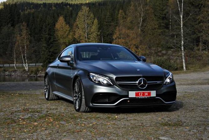 TØFF: AMG-versjonen har breiare hjulbogar, litt andre luftinntak framme og eit meir markert panser enn standardutgåva av C-klasse Coupé. I tillegg har bilen her matt lakk, noko han kler godt.