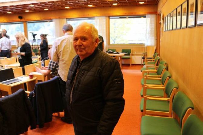 TRIST DAG: Jakob Vik har jobba ved Ljøsne skule i ein mannsalder. Saman med mange andre frammøtte såg han politikarane i Lærdal leggja ned skulen med minste moglege margin.
