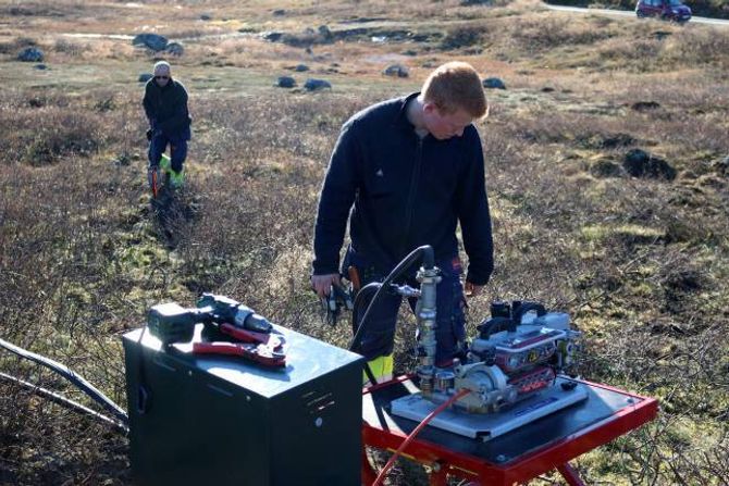 BLÅSING: Ved hjelp av ei maskin bles ein fiberen ut i røyra.