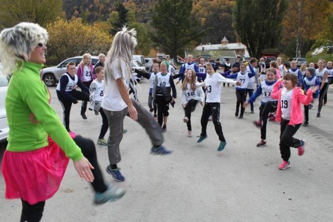 JOGGEDAG: Aurland barne og ungdomsskule arrangerte joggedag, der inntekta skulle gå til TV-aksjonen.