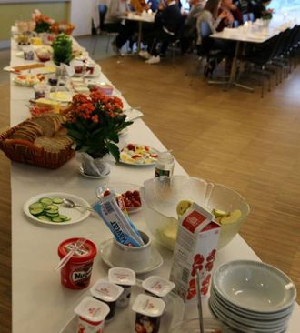 FRUKOST: Maten vert plassert på eit langbord der alle kunne forsyna seg med mat og drikkevarer.