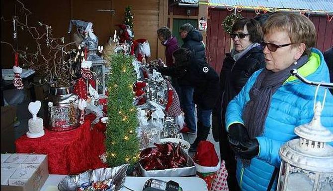 JULETING: Julegåver, juleting og julekaker står naturlegvis i fokus på ein julemarknad. Frå første utgåva av marknaden.
