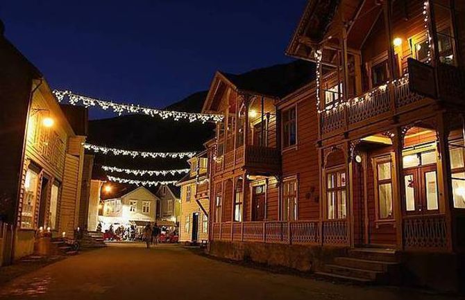 LYS: Marknadsnemndi vil gjerne ha dugnadshjelp til å få opp dei flotte lyslenkjene som set stemninga på julemarknaden. Frå første utgåva av marknaden. Arkiv