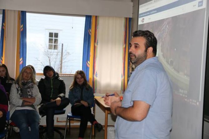 LANG TID: Muhammed Shamam Dandashi er flyktning frå Syria og trur det vil ta lang tid før heimlandet kjem på føtene att.