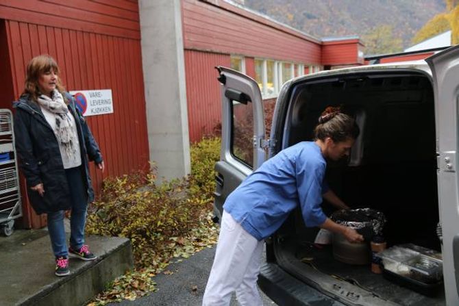 TIL SKULEN: Kjøkensjef Brita Einemo klargjer kjelen med havregraut for transport bort på skulen. Sissel Simonsen jobbar på Doktorheimen og er sjåfør.