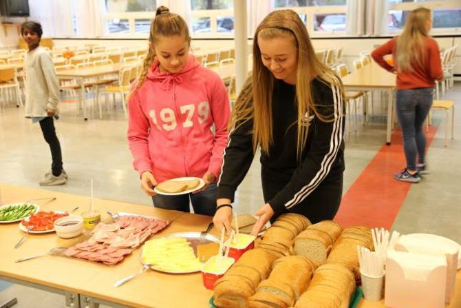 GODT TILBOD: Synne Øvregard (t.v) og Ronja Åsebø tykkjer initiativet frå FAU og Helselaget gir elevane eit godt tilbod med god mat. Eskil Holsæther i bakgrunnen var også kjapp med å forsyna seg av maten.