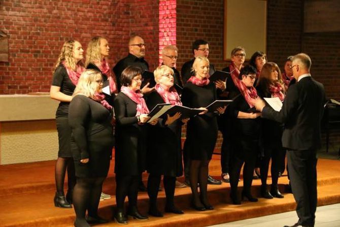 TRE KOR: Tysdag var korkveld under Kulturveka; både Årdalskoret, Årdal gospelkor og Lærdal songkor kom på scena. Her førstnemnde dirigert av Bert Brons.