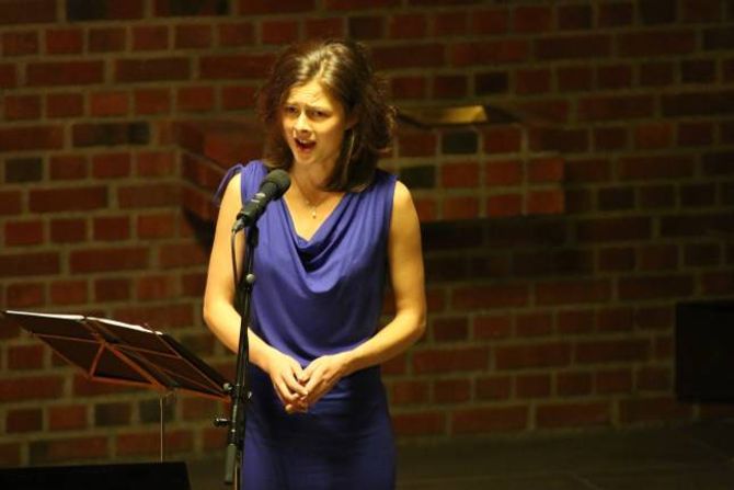 HEILE KROPPEN: Det er ikkje tvil om at Helga Farestveit brukar heile kroppen når ho syng opera.