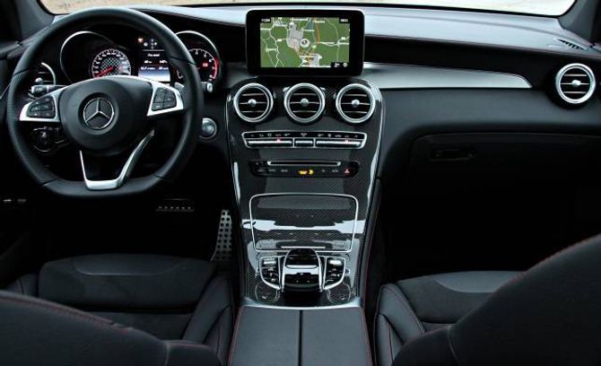 INNI: Bilen har AMG-interiør som standard, med raude saumar og sportssete.