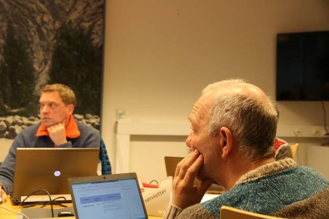 URO: Jan Steinar Hole, leiar i Fagforbundet lokalt (nærast) meinte diskusjonen rundt «outsourcing» av oppgåver vil skapa uro blant dei tilsette. Trond Øyen Einemo, Høgre (i bakgrunnen) meinte Hole sin kommentar om pensjonsordningar ikkje var nyansert.