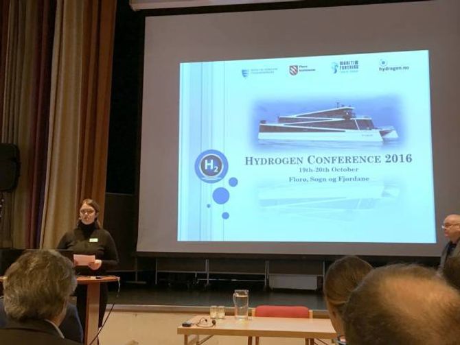 HYDROGENKONFERANSE: Elisabet Kjerstad Bøe talte mellom anna under Hydrogenkonferansen i Florø i førre veke. Her deltok representantar for hydrogensatsinga i Årdal.