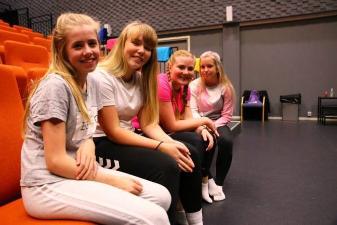 UNGE INSTRUKTØRAR: Desse jentene har ansvaret for å instruere ein heil flokk av unge dansarar. Frå venstre: Sofie Øren, Sofie Veum Forthun, Karoline Kvåle Låksrud og Thea Øren.