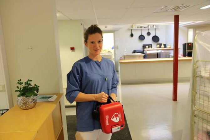TRYGGLEIK: Kjøkensjef Brita Einemo ved Lærdal bu- og omsorgsheim med den nye hjartestartaren.