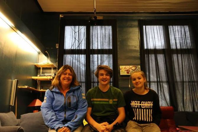 GLADE: Lise Cirotzki (t.v.), ein av dei som driv ungdomsklubben og to av ungdommane som nyttar klubben, Per Gjesdal og Marie Partenyi, er godt nøgde med å ha fått projektoren som heng frå taket bak dei frå Tønjum Grendalag.