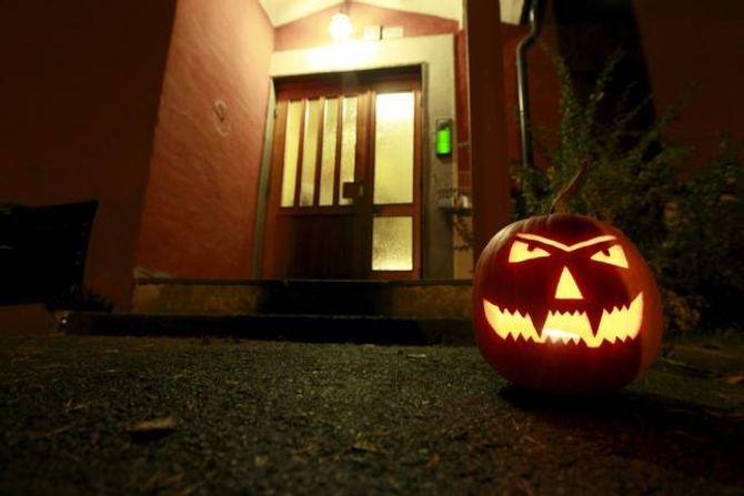 NY TRADISJON: For 16 år sidan var det få som feira Halloween i Noreg, men i dag er grasskarlykter å sjå utanfor mange dørar den 31. oktober.