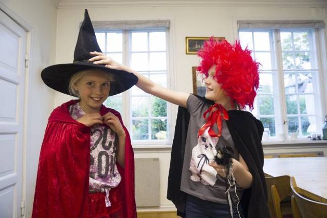 PRØV DENNE: Det er mykje å velja mellom når Tuva (t.v) og Johanna skal finna halloweenkostyme.