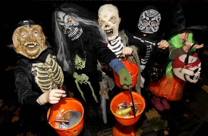 KNASK ELLER KNEP: Å kle seg ut i skumle kostyme er ein del av halloweenfeiringa, og kan minna om den gamle norske julebukktradisjonen.