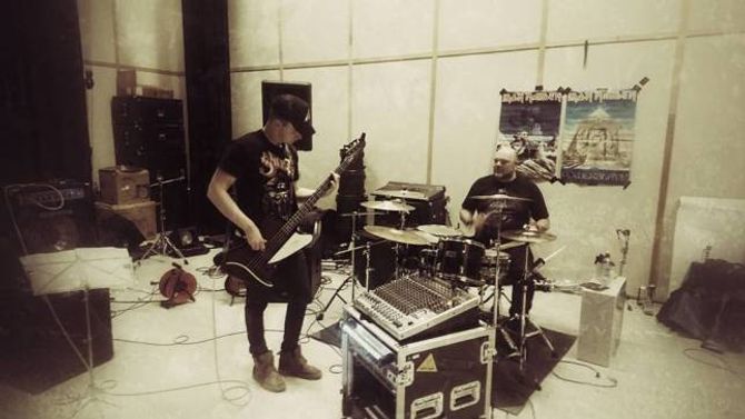 ØVING: Bassist Fredrik Strømsnes og trommis Inge Andreas Merkesdal drillar inn tonane. Privat foto