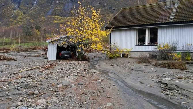 FØREBYGGING: Samfunnsplanlegging på ein måte så ein unngår slike scener er målet med masteren i klimatilpassing ved Høgskulen i Sogn og Fjordane. Her frå Lærdal etter flaumen hausten 2014. Arkivfoto