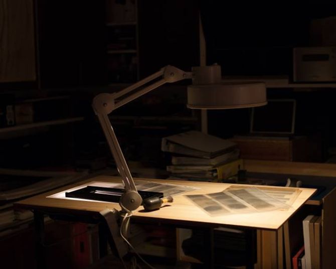 Jens Hauge fotograferer framleis analogt med film, med same kamera som han alltid har hatt. – Det er ikkje fordi det er eit handverk, som du ofte høyrer, men fordi det ikkje er mogleg å få den kvaliteten eg ynskjer digitalt. Han peikar på at det digitale har vore ei gåva. – Alle fotograferer jo, og det er flott.