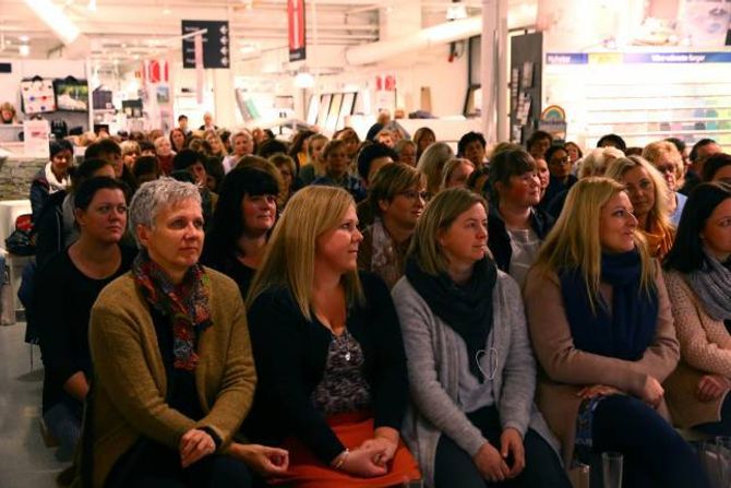 MANGE KOM: Billettane vart rivne vekk på to timar då Sinnasnekker'n kom til bygda. Over 130 damer hadde møtt for å få med gode tips og råd frå både han og andre leverandørar.