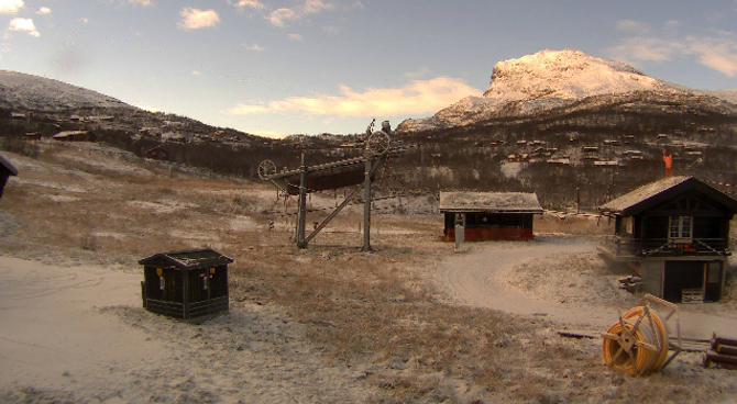VENTAR PÅ SNØ: Slik ser det ut ved alpinanlegget på Tyin/Filefjell onsdag morgon. Mest truleg startar dei opp snøkanonene i kveld.
