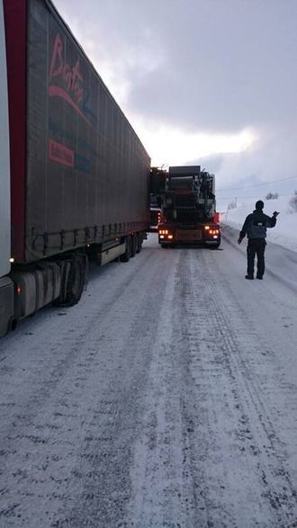 VINTERDEKK: Skal du over fjellet, må du ha på vinterdekk. Det er venta snøføre og glatte forhold.
