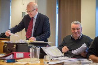 – FØLER SEG LURTE: Advokat Arne Gjeraker seier hytteeigarane i Hodlekve føler seg lurte. Til høgre Jan-Erik Jensen, ein av dei 29 han representerer i saka.