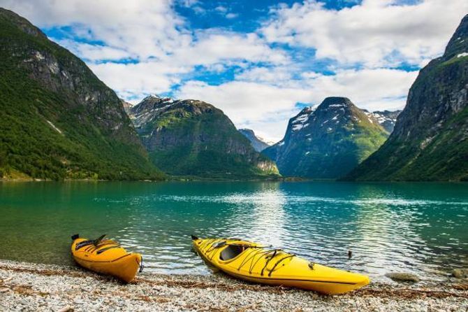 MILJØVENLEG: Kristian Jørgensen i Fjord Norge meiner det er viktig å satse på eit miljøvennleg og berekraftig reiseliv, og at dette er noko turistar blir meir og meir opptekne av. Biletet er frå Loenvatnet i Stryn kommune.