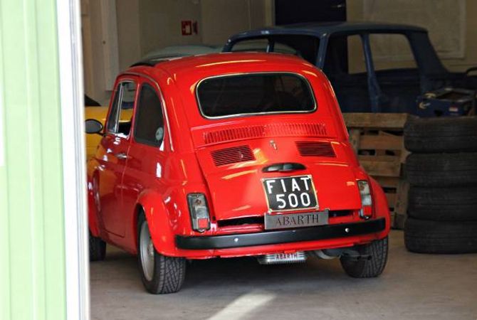 VARIANTAR: Over åra blei Fiat 500 laga i ei rekkje forskjellige variantar. Abarth, som den gong var ein frittståande produsent av racingbilar, laga versjonar som hadde mellom 27 og 38 hestekrefter. Bilen her er ein replica som Haarseth sjølv har bygga opp.