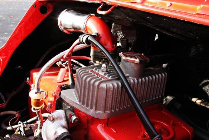 KVIKK: Sjølv om det ikkje er snakk om store motoren i dagens målestokk, så veg bilen berre 500 kilo, og er temmeleg kvikk med Abarth-motor.