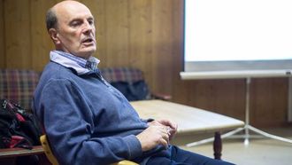 LA FRAM RAPPORT: Hydrolog Brian Glover står bak rapporten som ser på kva flaumdempande tiltak som kan gjerast i Flåmselvi. Resultata vart lagt fram på eit folkemøte før helga.