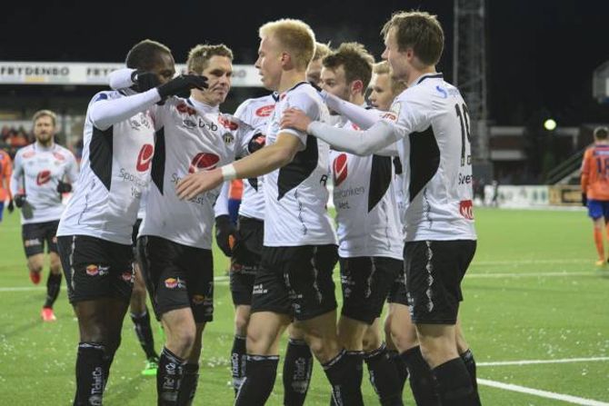 SISTE JUBEL: Martin Ramsland har nettopp sendt Sogndal i føringa 2-1 mot Aalesund, det siste målet Rune Bolseth fekk feire med lagkameratane på Fosshaugane.