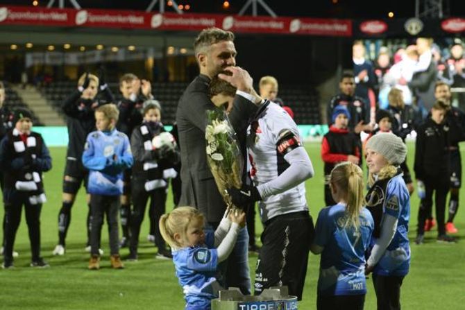 TAKKA KAPTEINEN: Håvard Flo gir Bolseth ein skikkeleg klem før kampen. Legenda fekk ståande applaus og vart hylla av både med- og motspelarar i avskjeden.