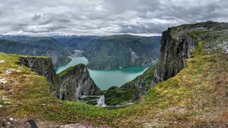 POPULÆR NATUR: Åtte av ti turistar kjem til Vestlandet for å oppleve den spektakulære naturen, her representert med utsikta frå Bøttejuvet i Årdal.