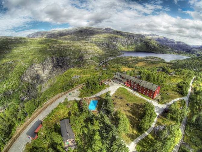 GRØN TILKOMST: Vatnahalsen hotell ligg kloss ved Flåmsbana. Einaste alternative tilkomst er med sykkel eller til fots.