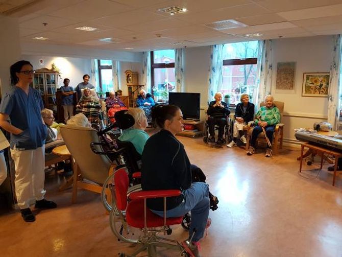 FIN STUND: Brukarane fekk ei fin stund då elevane vitja sjukeheimen denne veka.