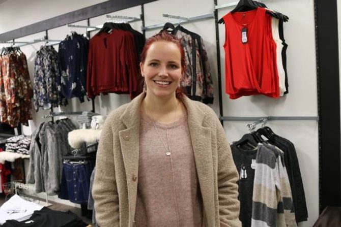 GLER SEG: Senterleiar Yvonne Aga Romøren ser fram til motekvelden på Årdalssenteret torsdag kveld.