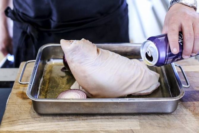 ØL: Knoken blir ekstra god med øl i forma.