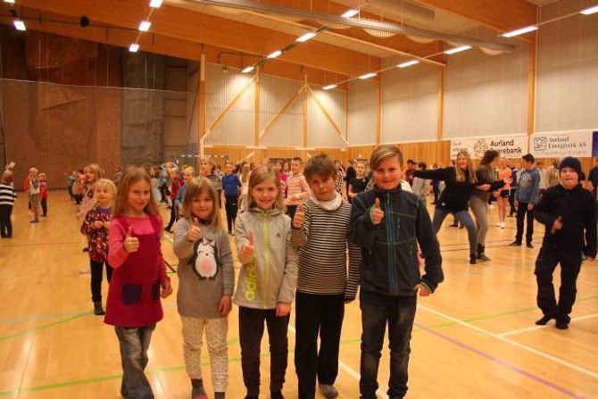KLARE: Eirin frå 3. klasse, Sandra frå 2. klasse og Ylva, Håvard og Tore frå 4. klasse gjer seg klare til BlimE-dans. – Me dansar fordi me skal vere greie og høflege mot kvarandre, seier dei.